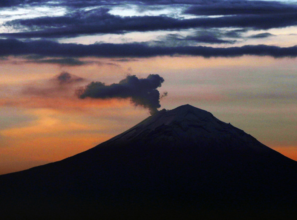 Aerodrom u Meksiko Sitiju zatvoren zbog aktivnosti vulkana Popokatepetl