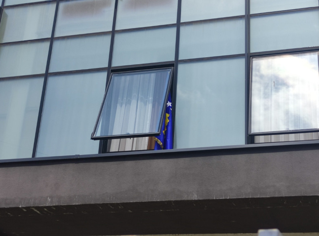 Zastava tzv. Kosova postavljena na prozor zgrade Opštine Severna Mitrovica