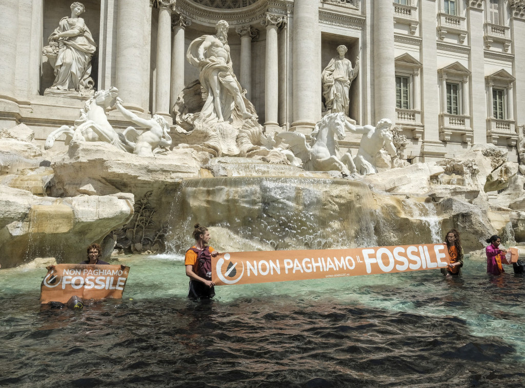 Rim: Aktivisti tokom protesta obojili u crno vodu u Fontani di Trevi