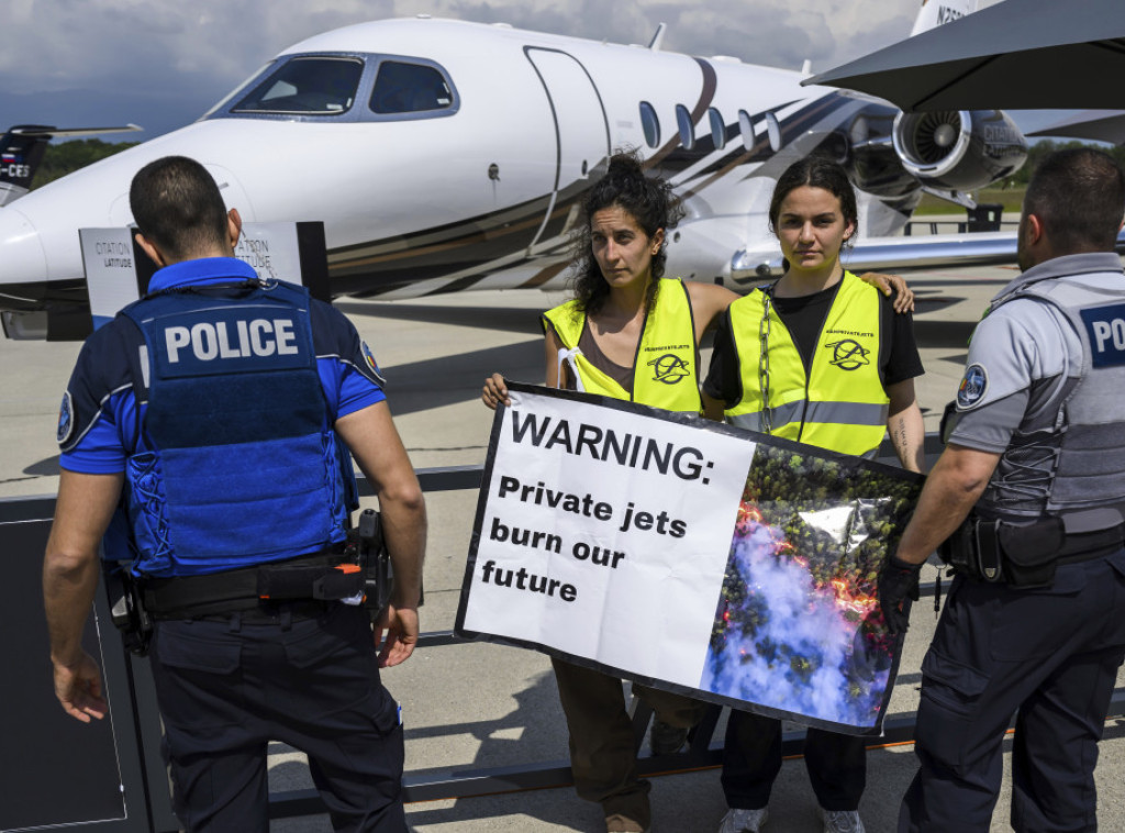 Klimatski aktivisti protestovali u Ženevi, traže zabranu privatnih aviona