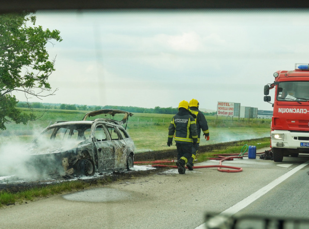 Zapalio se automobil na auto-putu kod isključenja za Batajnicu i Nove Banovce