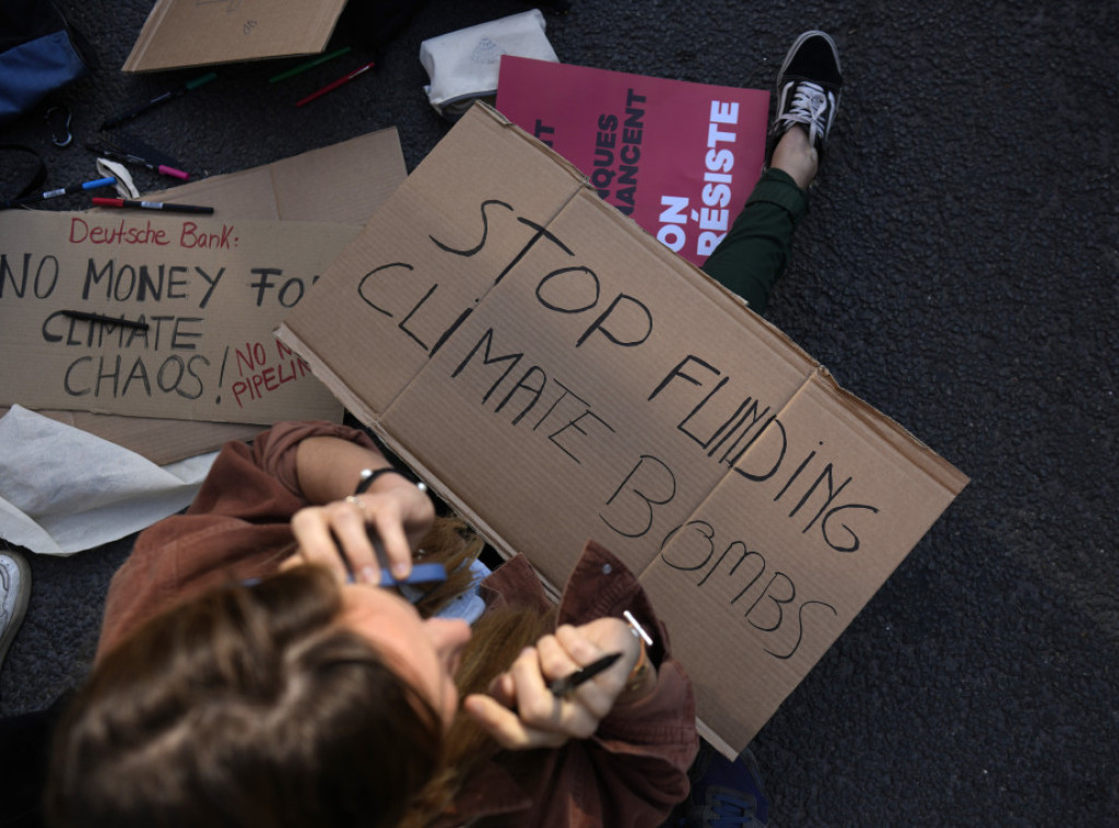 Policija u Parizu bacila suzavac na klimatske aktiviste