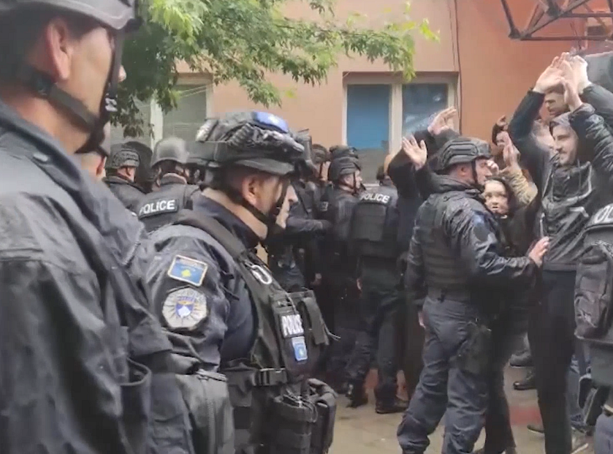 Kosovska policija ušla u zgradu opštine Zvečan, sukob sa građanima, pristiže KFOR