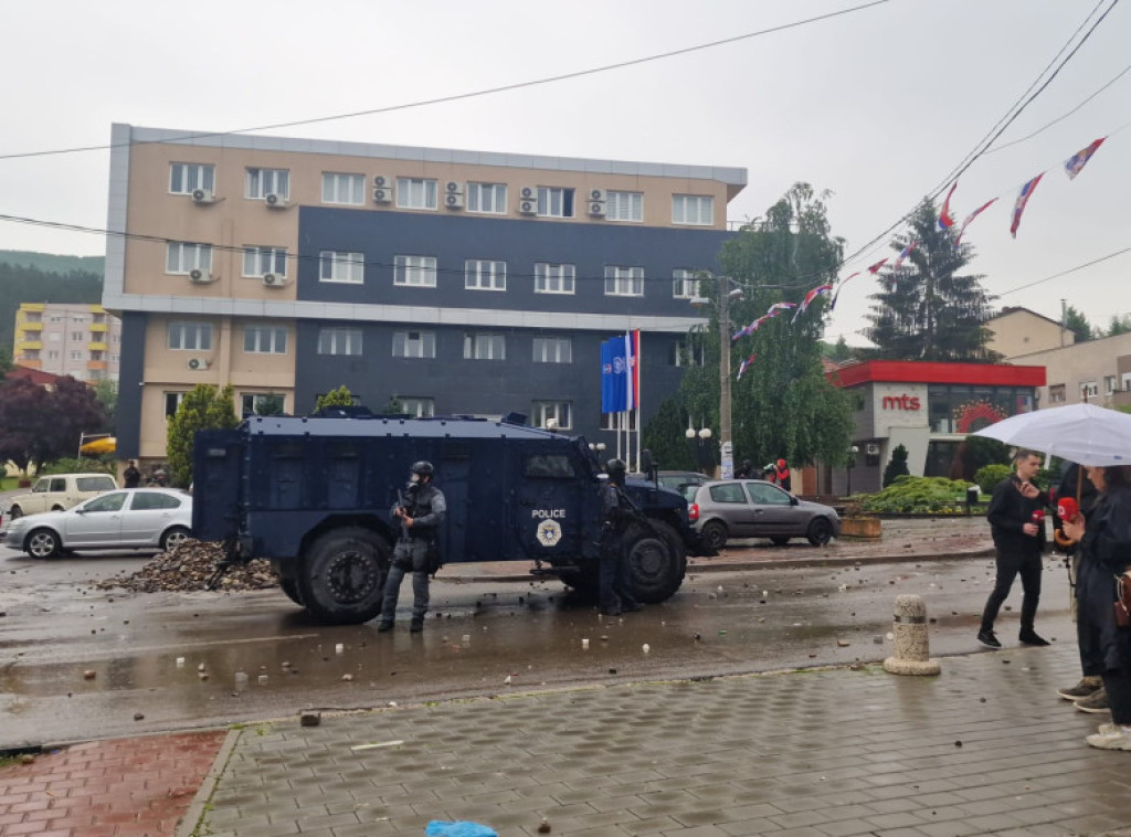 Pristina's police storm building of Leposavic municipality