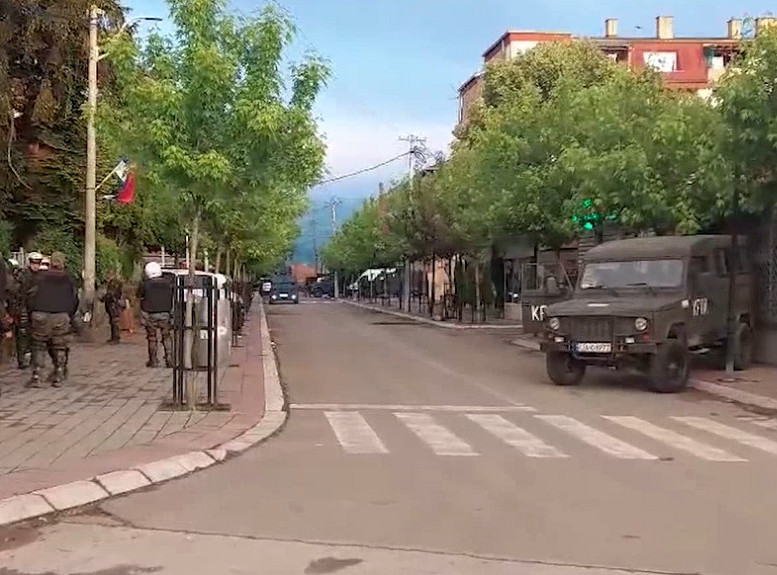 Zvečan: Pripadnici KFOR-a raspoređeni sa opremom za razbijanje demonstracija
