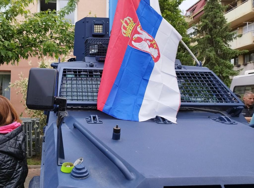 Zvečan: Građani ispisali četiri S i okačili zastavu na vozilo tzv. kosovske policije
