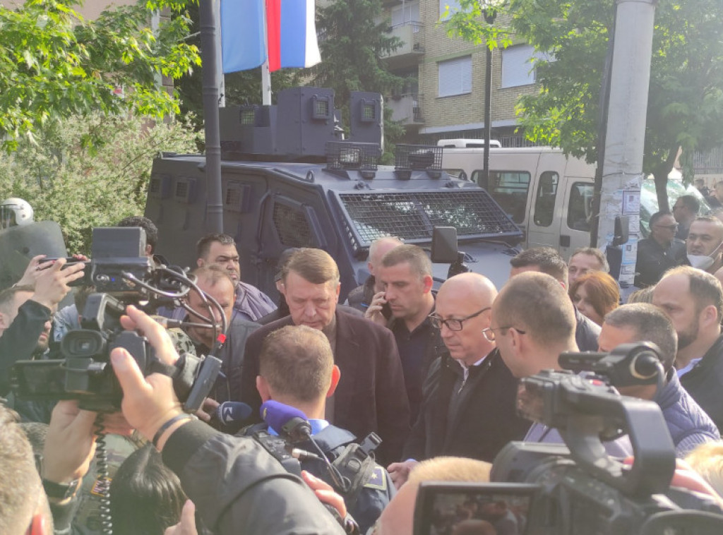 Oficir KFOR-a zamolio Rakića da građani propuste dva vozila specijalne policije