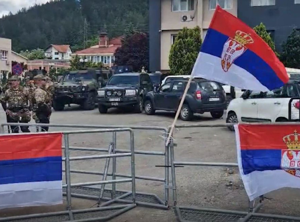 Srbi u Leposaviću ukrasili bodljikave žice i prepreke Kfora srpskim trobojkama
