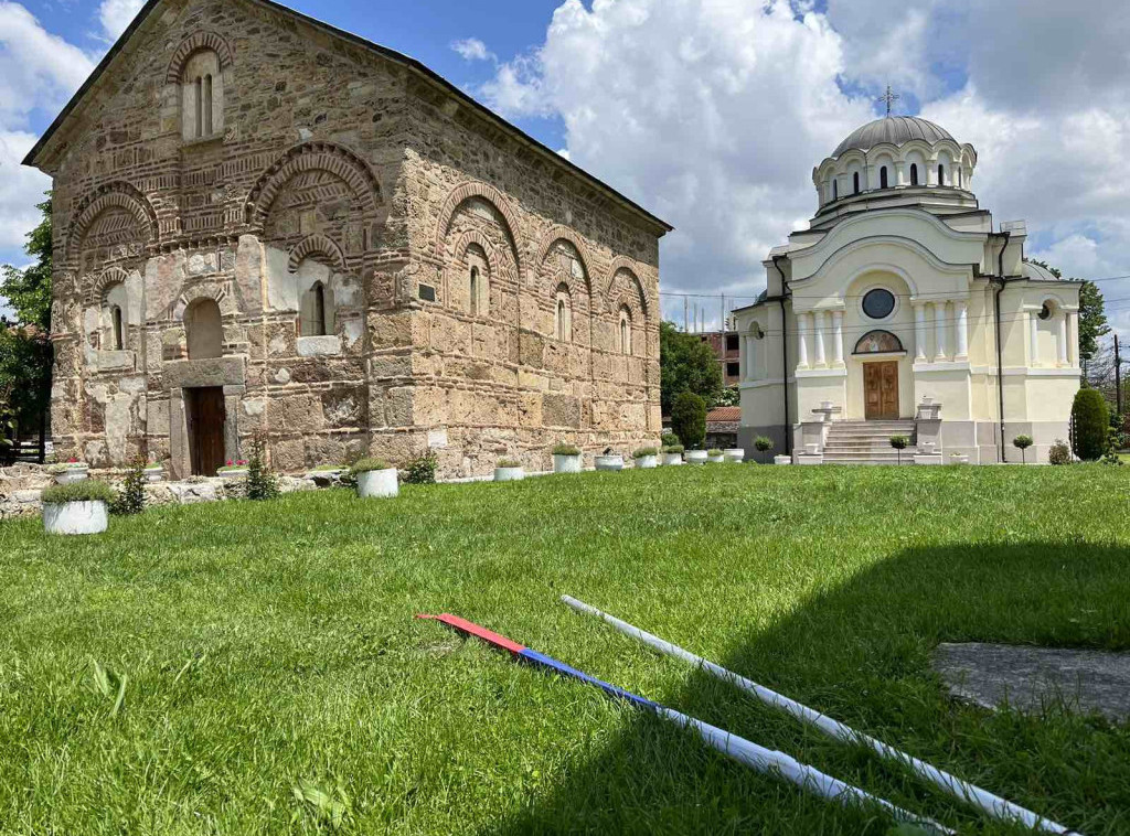 U Lipljanu skinuta srpska zastava sa zvonika crkava