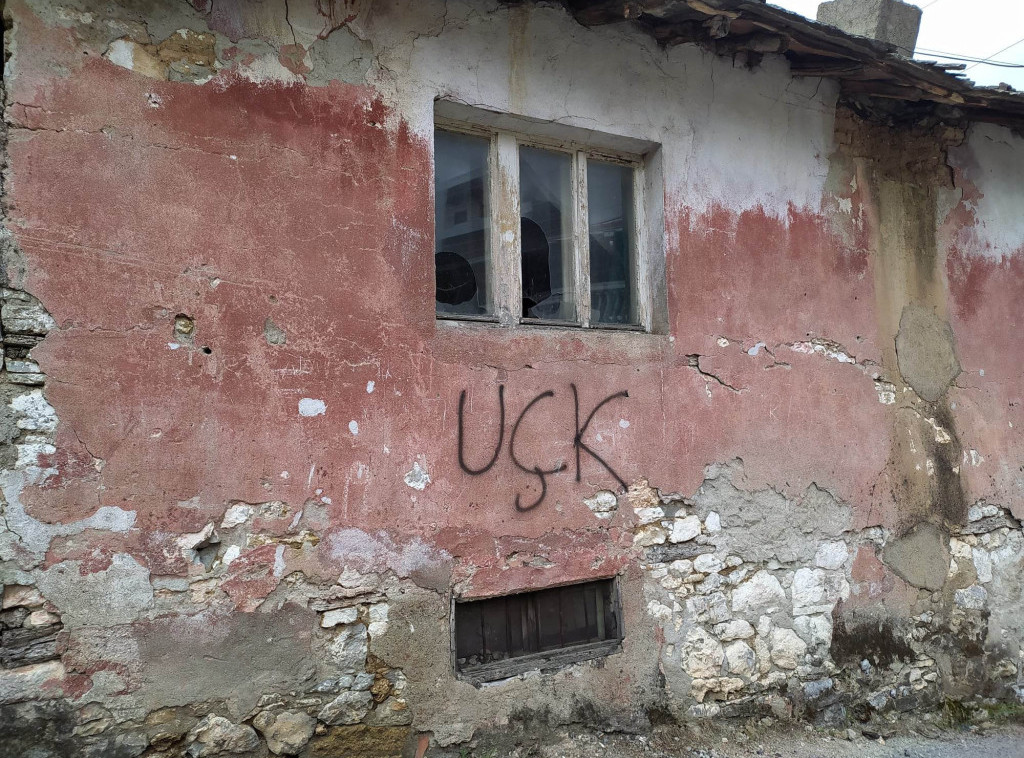 Orahovac: Na više srpskih kuća i automobilu osvanuli grafiti "UČK"