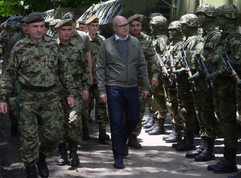Vučević obišao deo zadejstvovanih snaga Vojske Srbije