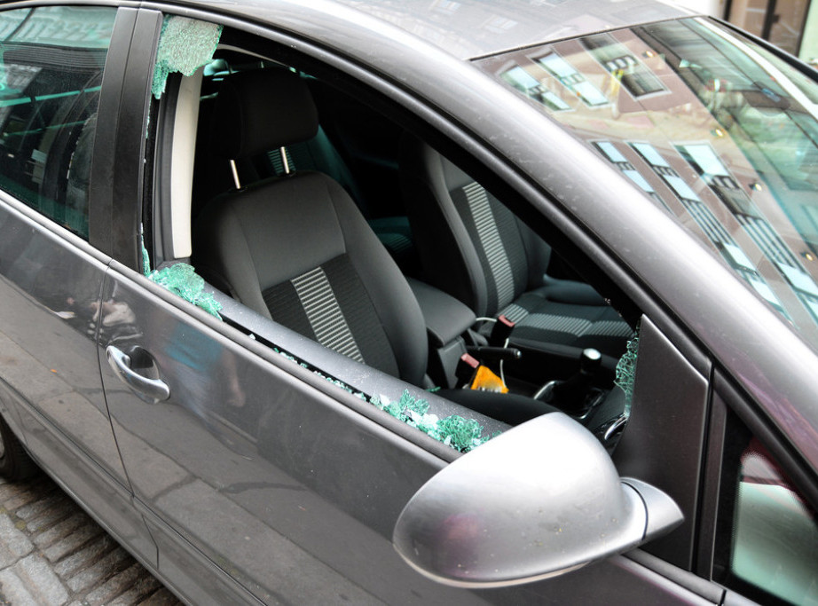 Novi Beograd: Na oko dvadeset automobila razbijeno staklo, uviđaj u toku