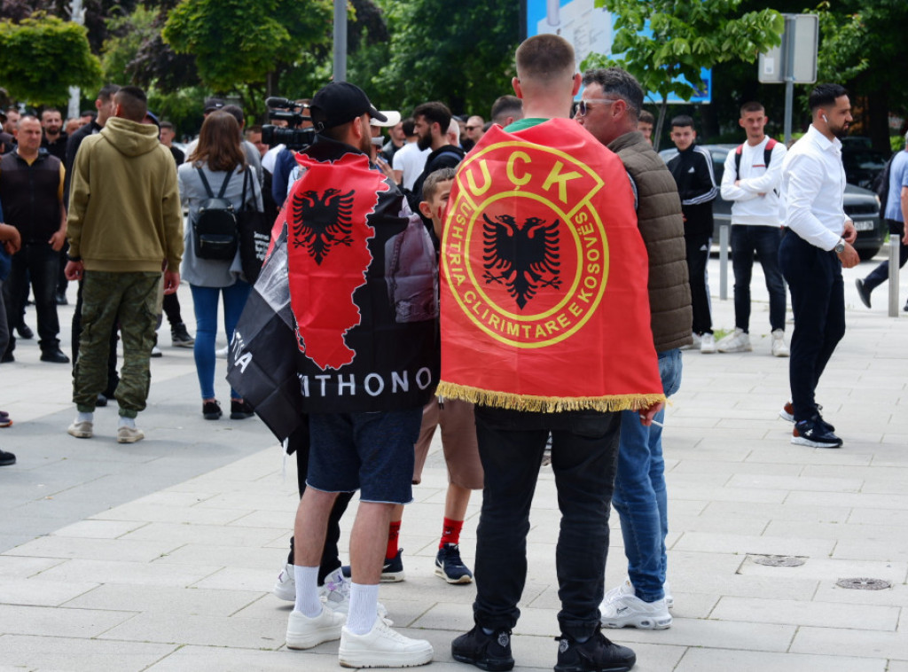 Albanci održali protest na prilazu mostu u južnom delu Kosovske Mitrovice