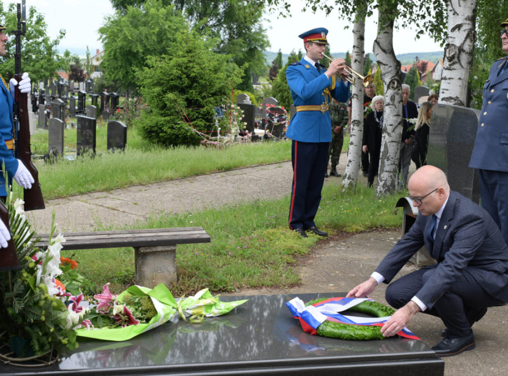 Ministar Vučević položio venac na grob palom heroju sa Paštrika Bošku Lemiću