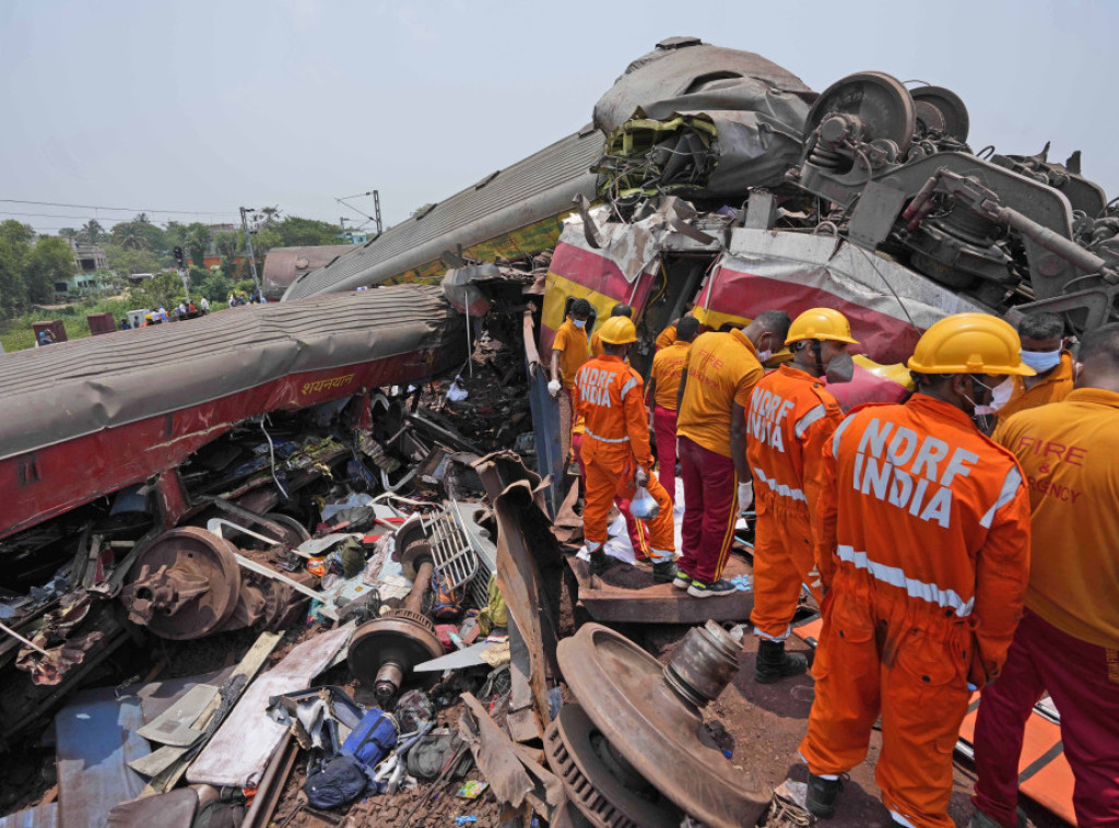 Spasioci nisu pronašli više nijednog preživelog u olupinama dva putnička voza na istoku Indije