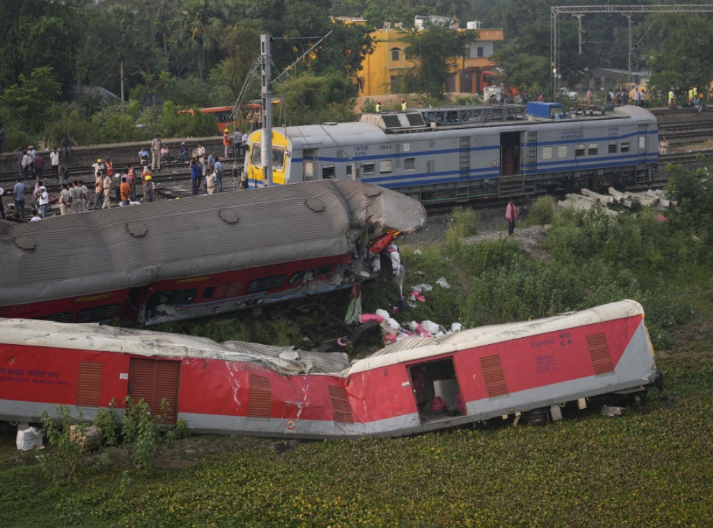 Na mestu tragične železničke nesreće na istoku Indije nadležne službe počele su da raščišćavaju teren