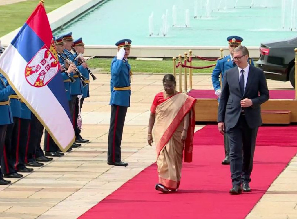 Vucic welcomes Indian president outside Palace of Serbia