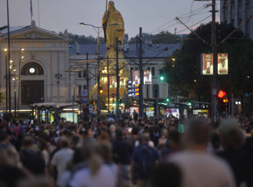 Učesnici opozicionog protesta "Srbija protiv nasilja" šesti put pred Skupštinom