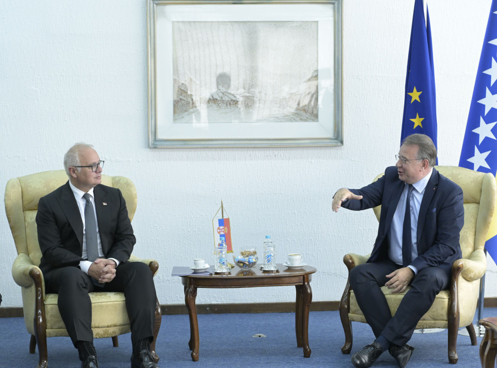 Vesić razgovarao sa predsednikom Vlade BiH Nerminom Nikšićem o regionalnom povezivanju