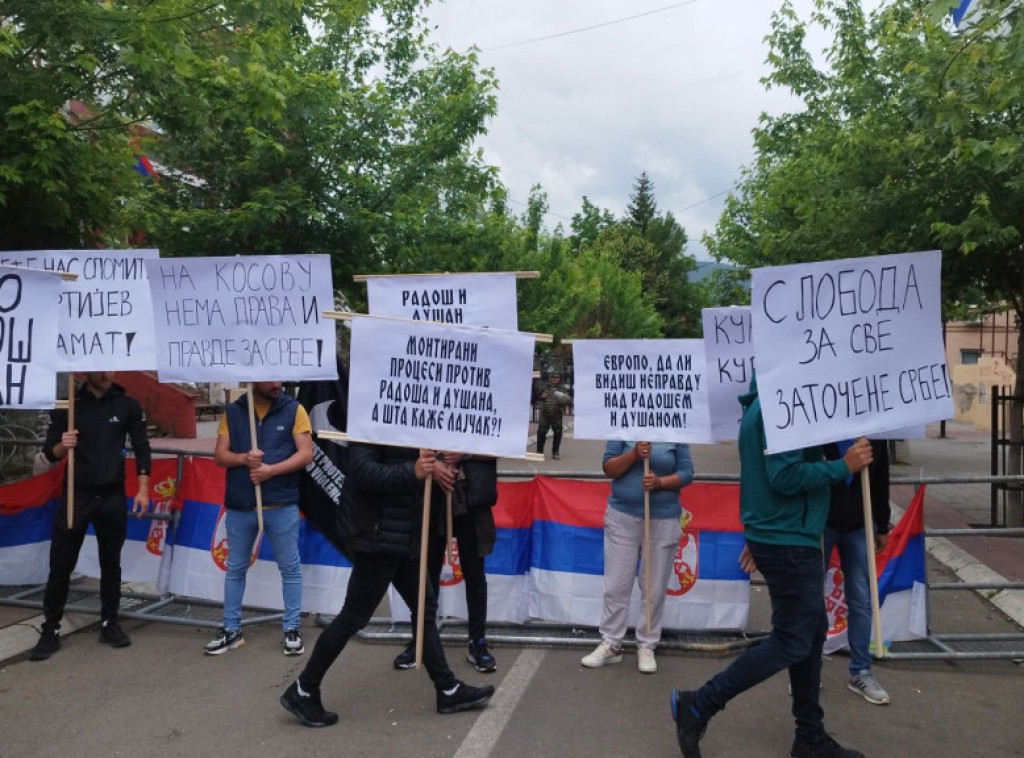 Srbi protestuju ispred opštine Zvečan zbog uhapšenih Petrovića i Obrenovića