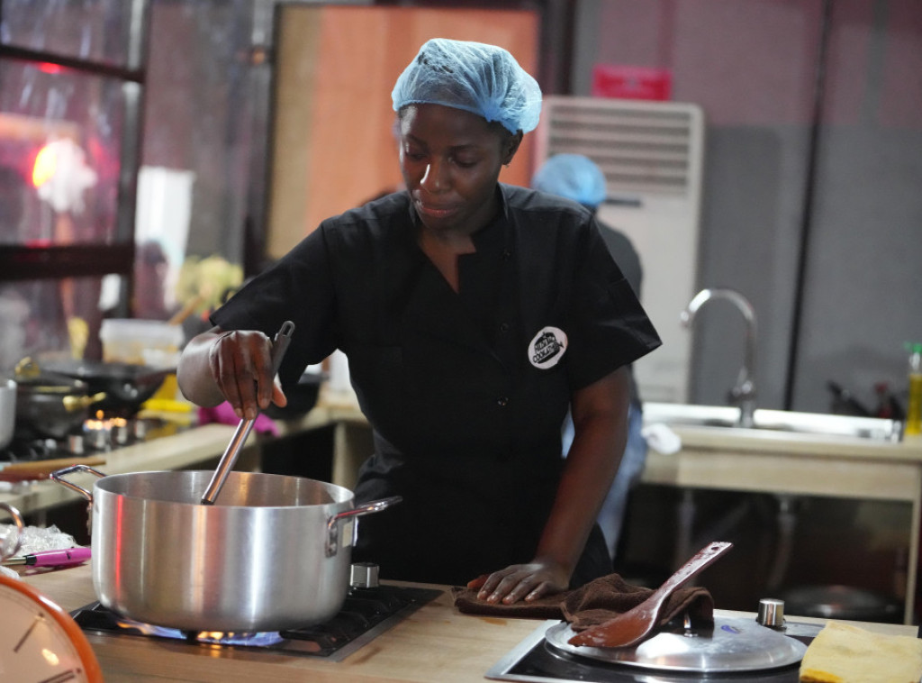 Nigerijska kuvarica Hilda Basi i zvanično Ginisov rekorder u neprekidnom kuvanju