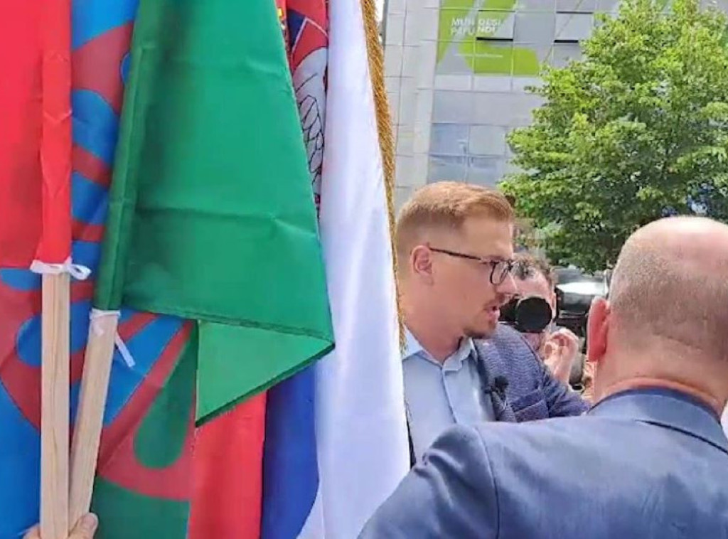 Na ogradi zgrade vlade u Prištini postavljene zastave manjina na KiM