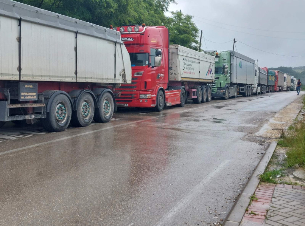Kamioni sa srpskom robom i dalje čekaju na Jarinju, Merdaru i Končulju