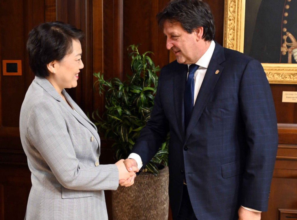 Ministar Gašić se sastao sa ambasadorkom Kine Čen Bo