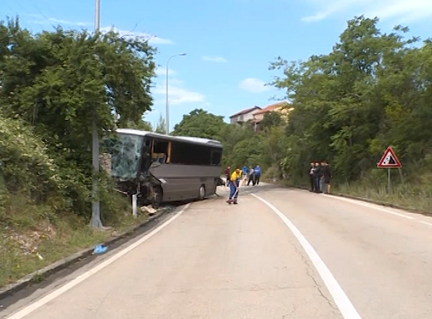 U udesu kod Trebinja poginuli vozač autobusa i putnik, devet osoba povređeno