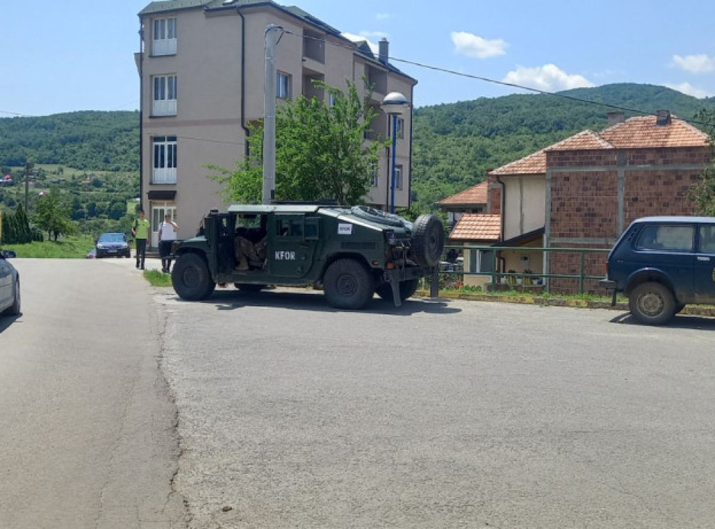 Pojačano prisustvo KFOR-a u Leposaviću, helikopter nadleće ovo područje