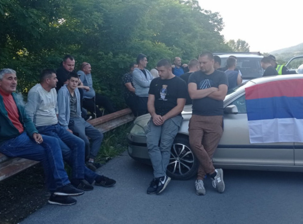 Vozači kamiona sa Jarinja i meštani blokirali put Kosovska Mitrovica - Raška