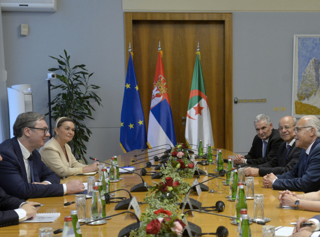 Vučić se sastao sa šefom alžirske diplomatije Ahmedom Atafom