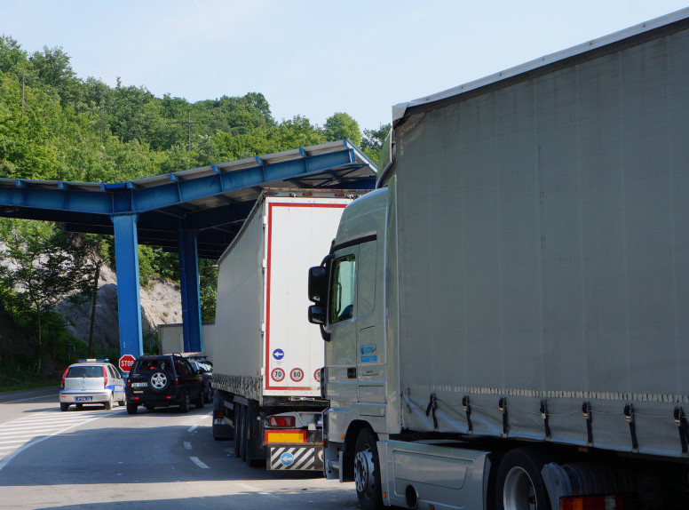 Vozači kamiona sa srpskim tablicama na pola sata blokirali put kod Jarinja