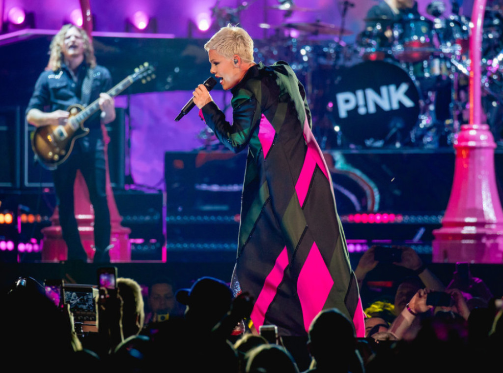 Na koncertu pevačice Pink obožavateljka bacila pepeo svoje majke