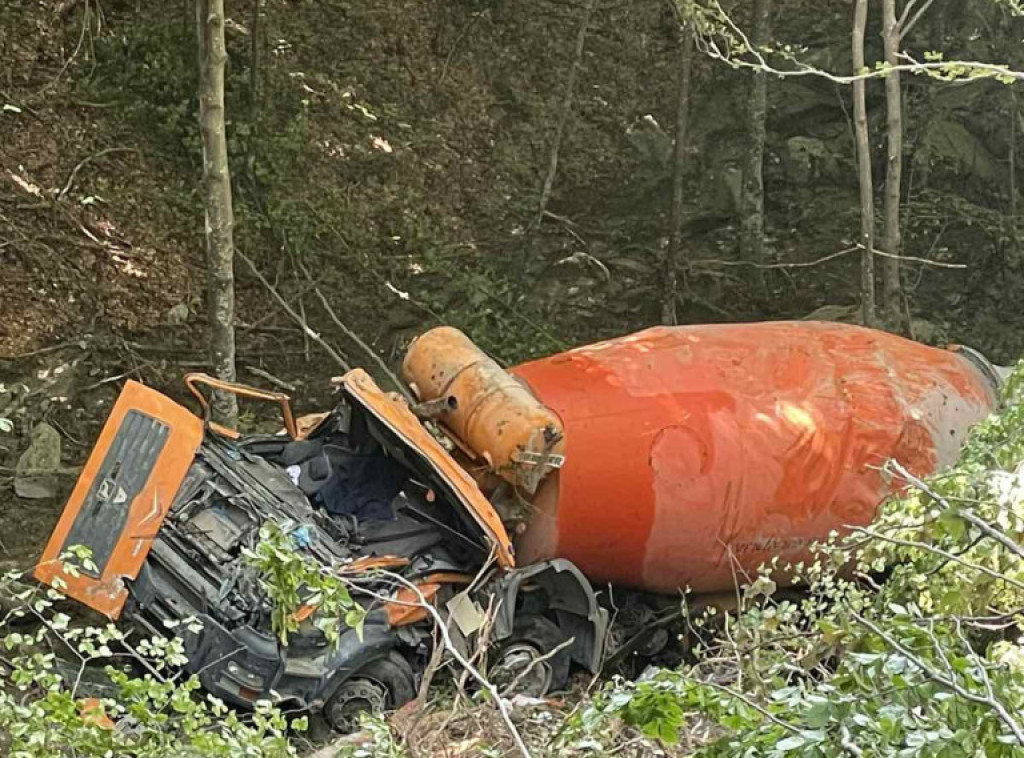 Survao se kamion na putu Kopaonik-Raška, u izvlačenju povređenog pomogla GSS