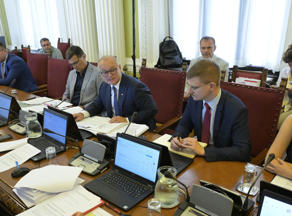 Vesić: Država planira mere za promociju električnih vozila