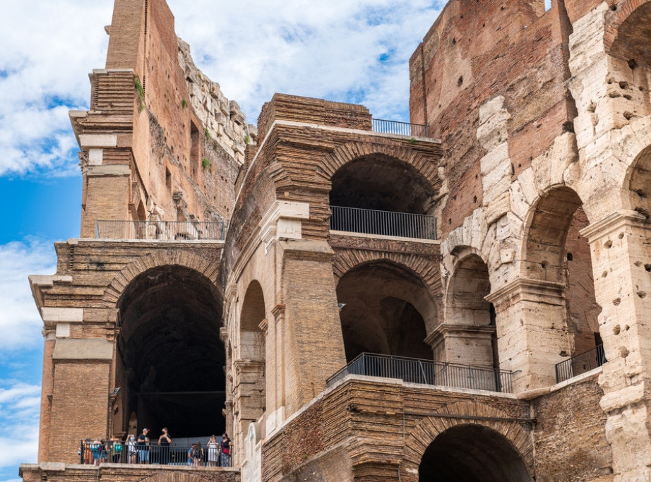 Rim gasi svetla na Trgu Svetog Petra i Koloseumu u okviru Sata za planetu Zemlju