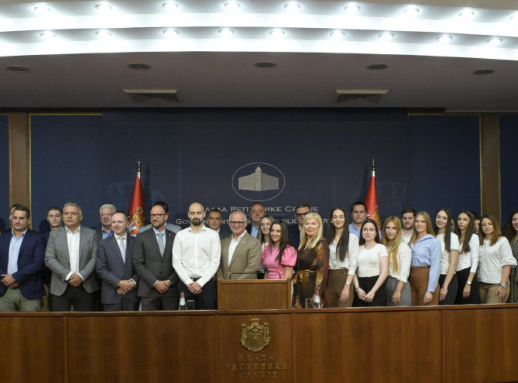 Ministar Vesić poručio studentima na praksi: Iskoristite priliku koja vam se pruža