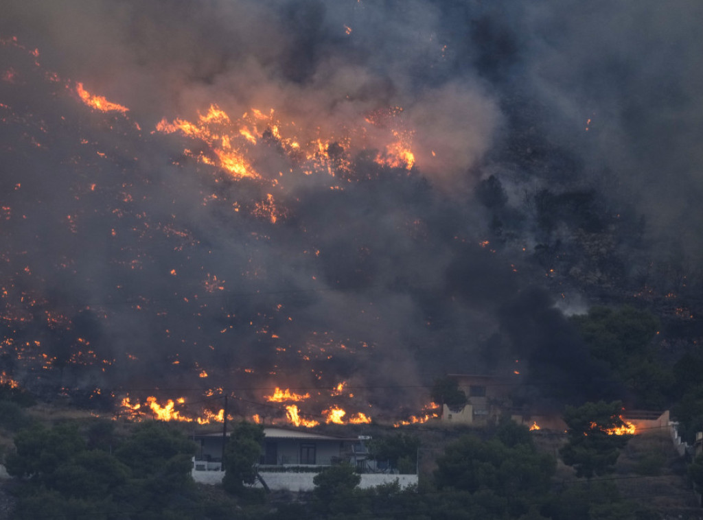 Požari u blizini Atine nastavljeni i danas, Micotakis se vratio u Grčku