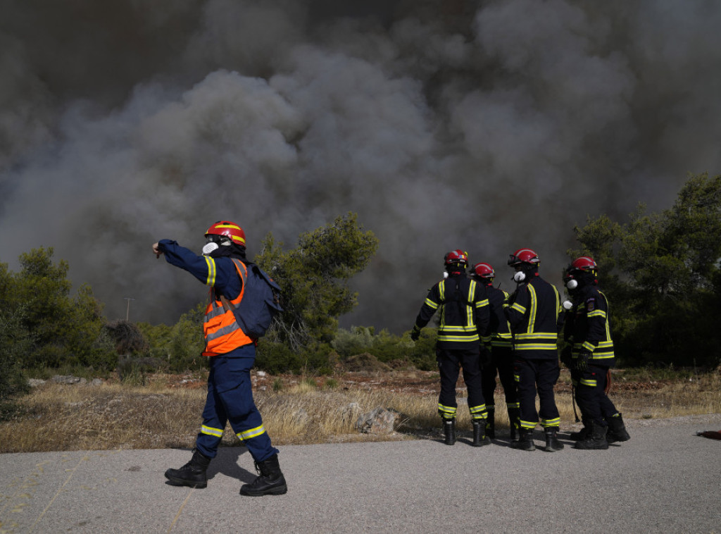 Rodos: Pokrenuta operacija evakuacije oko 1.000 ljudi iz područja ugroženih požarom