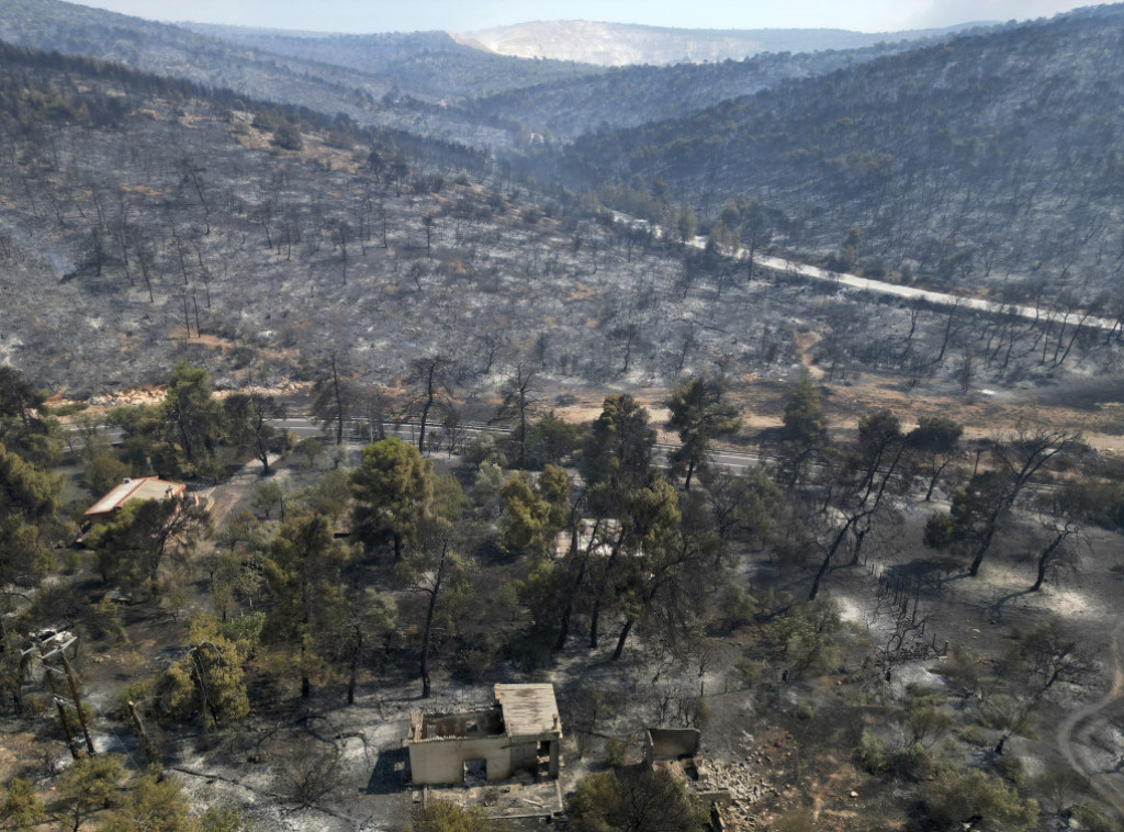 Grčka: Na Rodosu i dalje gori šuma, visok rizik od požara je i u Atici i na Peloponezu