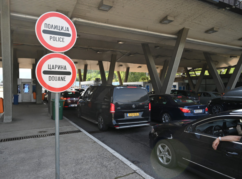 Na graničnom prelazu Gradina trenutno se čeka oko sat vremena na izlazak iz zemlje