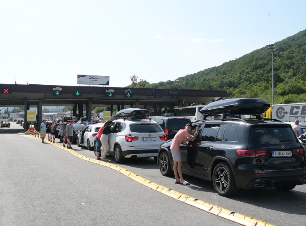 Putnička vozila na izlazu iz Srbije čekaju pola sata, teretnjaci i do dva sata
