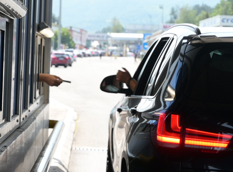 AMSS: Na graničnim prelazima Batrovci i Horgoš 2 putnička vozila čekaju dva sata