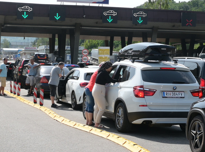 Putnička vozila čekaju po pola sata na Preševu i Gostunu u oba pravca