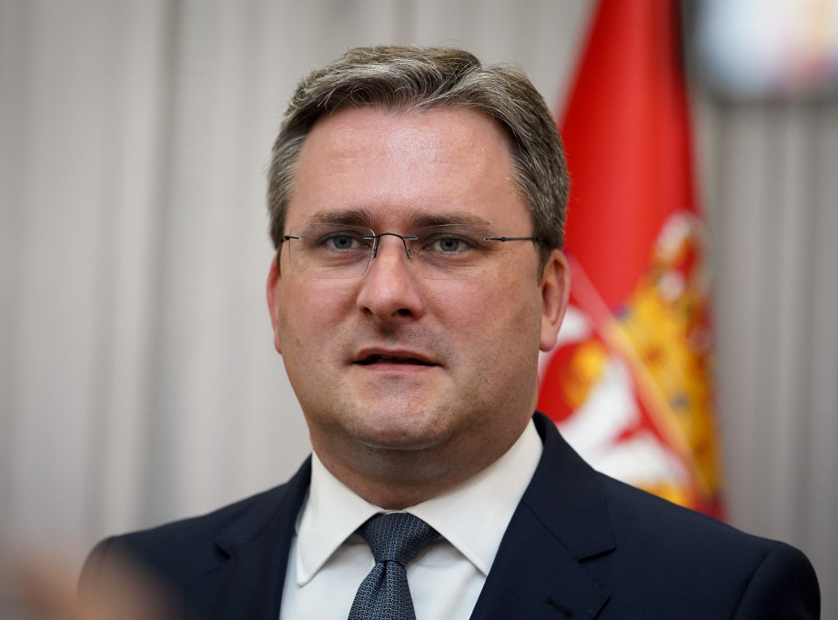 Ministar Selaković uručio paketiće deci u Materinskom domu