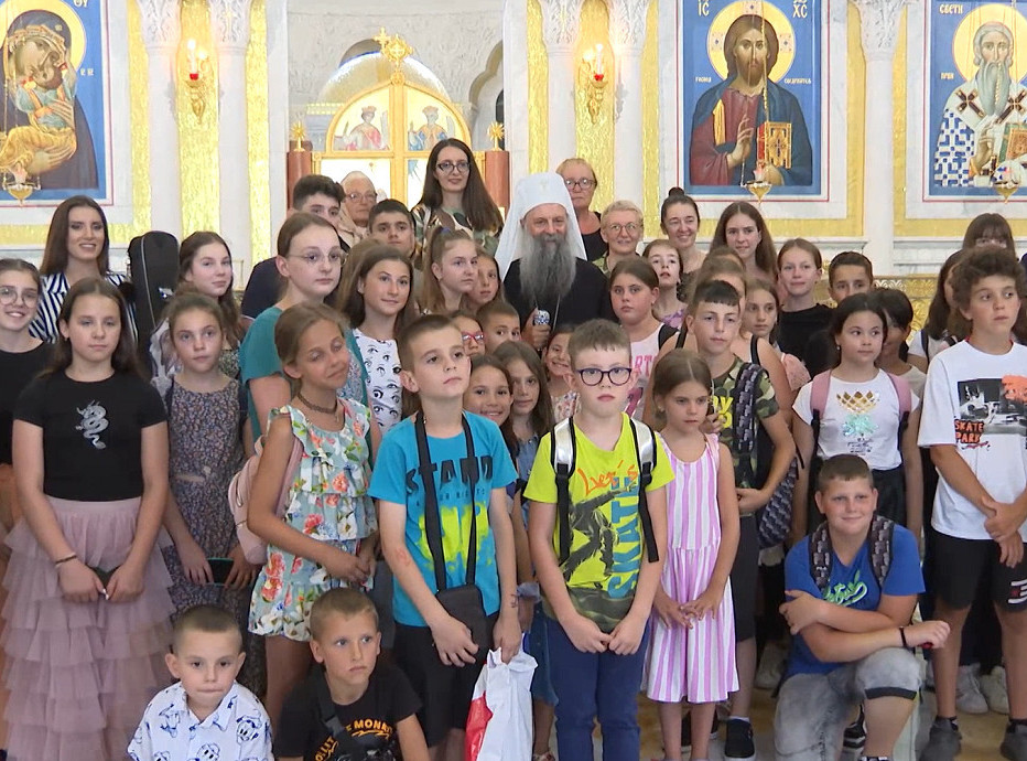 Srpska deca iz Slovenije, Hrvatske i BiH čestitala rođendan patrijarhu Porfiriju