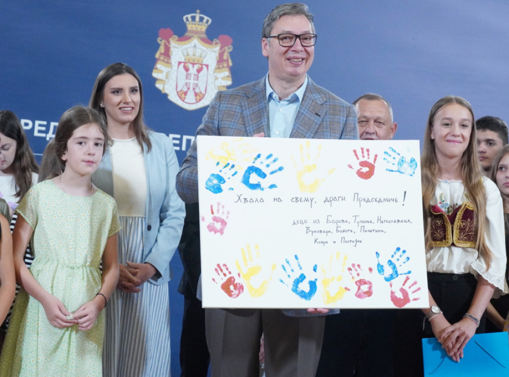Vucic receives group of Serb children from region