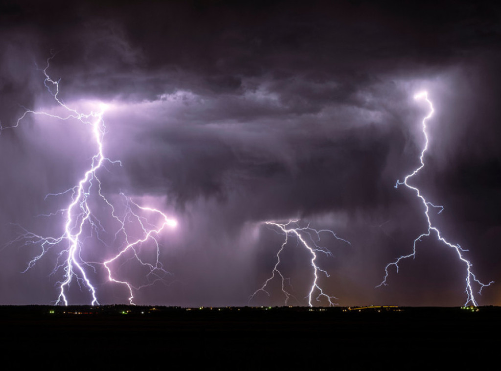 Oko 30.000 udara groma pogodilo Veliku Britaniju, izdat žuti meteoalarm