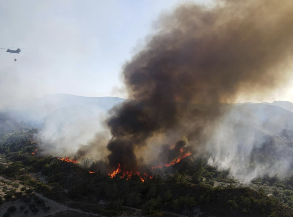 Grčka: Nastavlja se borba s požarima na Rodosu i Krfu